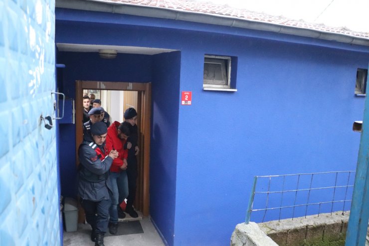 Kendilerini 'jandarma' olarak tanıtıp, 90 bin liralık altını aldılar