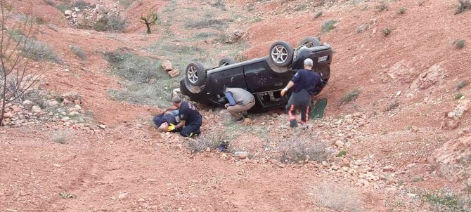 Malatya’da otomobil şarampole yuvarlandı