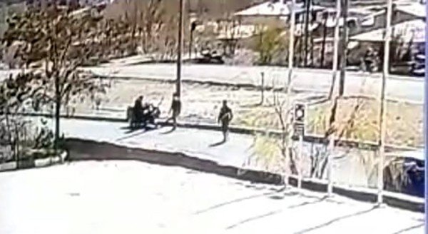 Motosiklet refüje çıktı, sürücü ölümden döndü