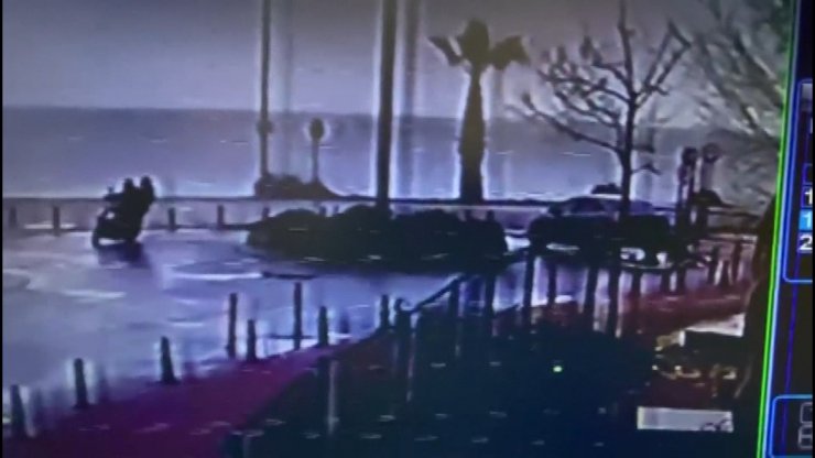 Motosikletle geldiler silahla vurup kaçtılar