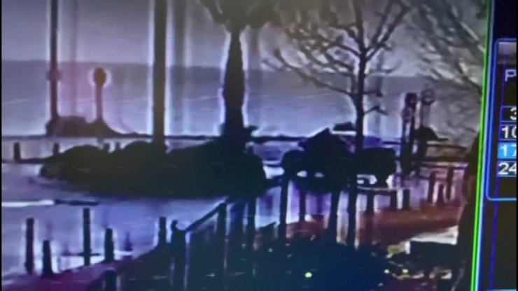 Motosikletle geldiler silahla vurup kaçtılar