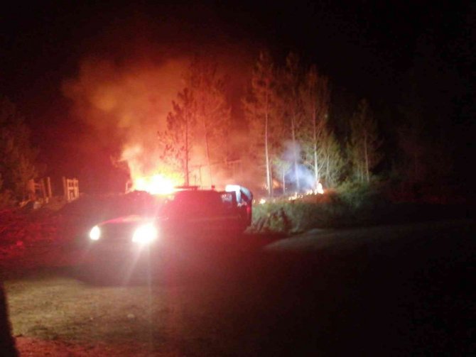 Orman işçilerinin kaldığı sayvan alevlere teslim oldu