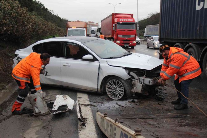 Otomobil yolcu otobüsüne çarptı