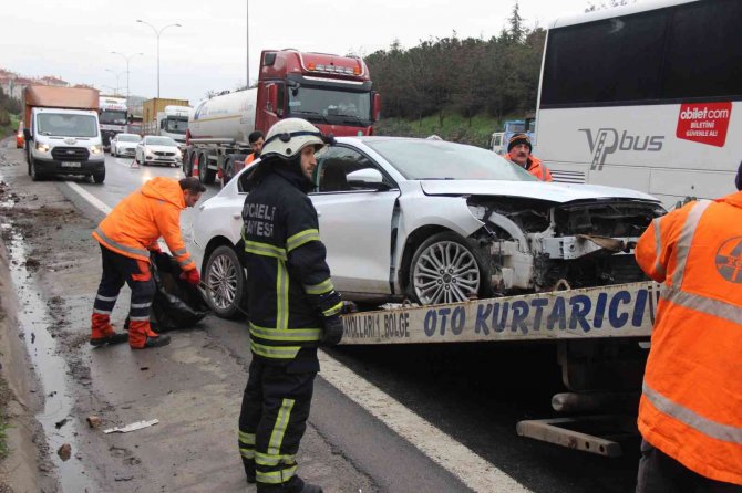 Otomobil yolcu otobüsüne çarptı