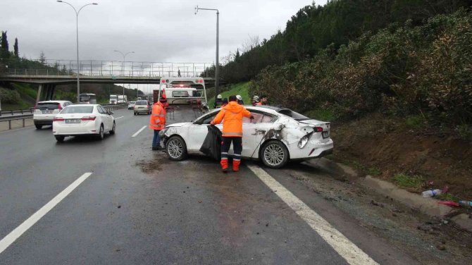 Otomobil yolcu otobüsüne çarptı