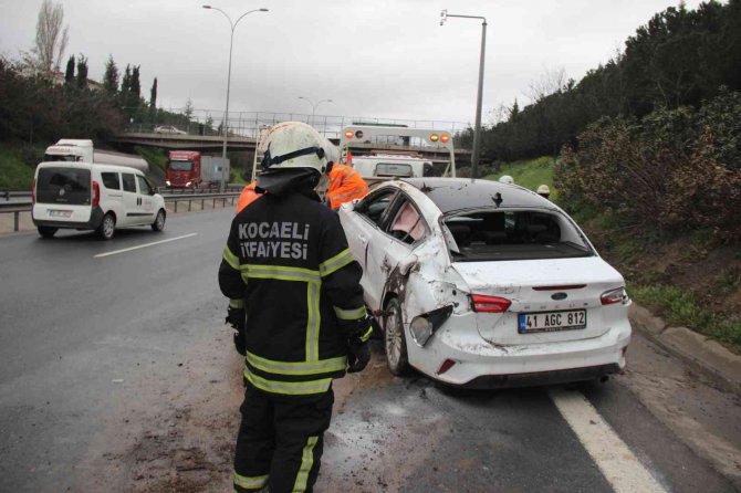 Otomobil yolcu otobüsüne çarptı