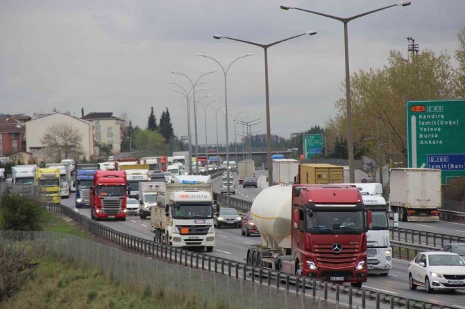 Otomobil yolcu otobüsüne çarptı