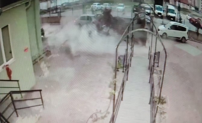 Otomobilini kurtardı, kendini kurtaramadı