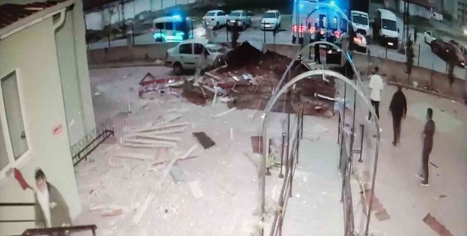 Otomobilini kurtardı, kendini kurtaramadı