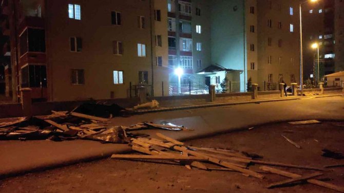 Otomobilini kurtardı, kendini kurtaramadı