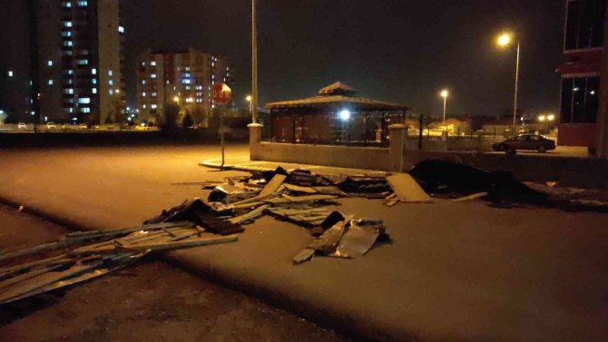 Otomobilini kurtardı, kendini kurtaramadı