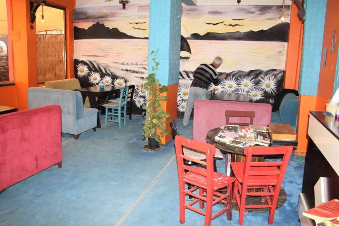 Ruhsuz duvarları hayalleriyle renklendiriyor