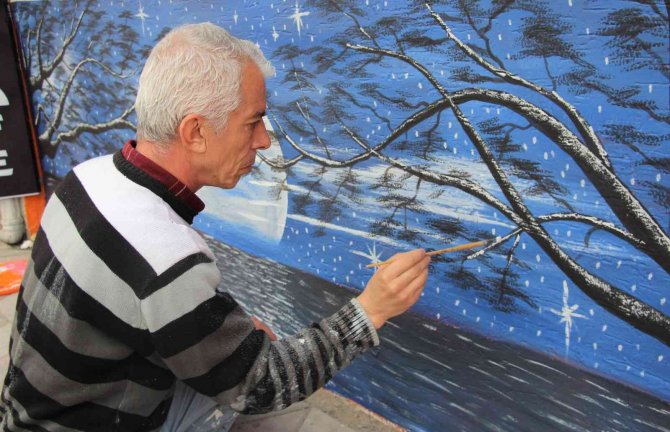 Ruhsuz duvarları hayalleriyle renklendiriyor