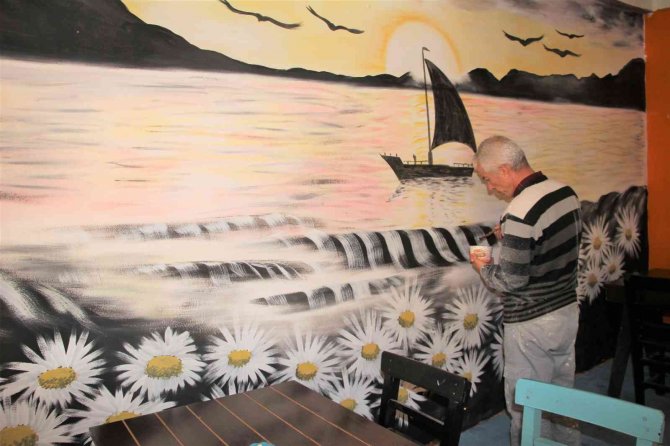 Ruhsuz duvarları hayalleriyle renklendiriyor