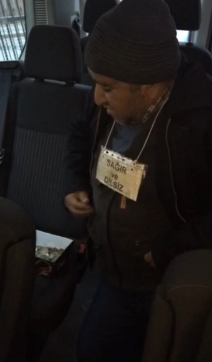 'Sağır ve dilsiz' dilenci zabıtaya bülbül kesildi