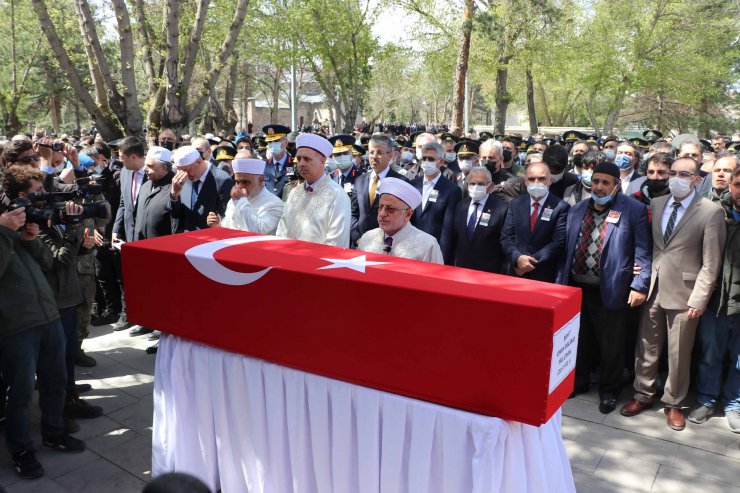 Şehit üsteğmen, Kayseri'de son yolculuğuna uğurlandı