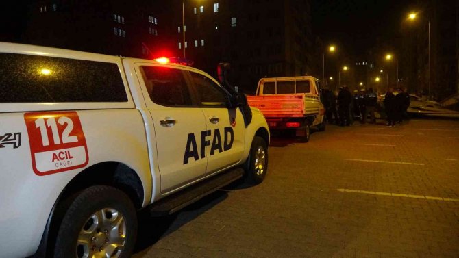 Şiddetli rüzgar çatıları uçurdu, otomobiller zarar gördü