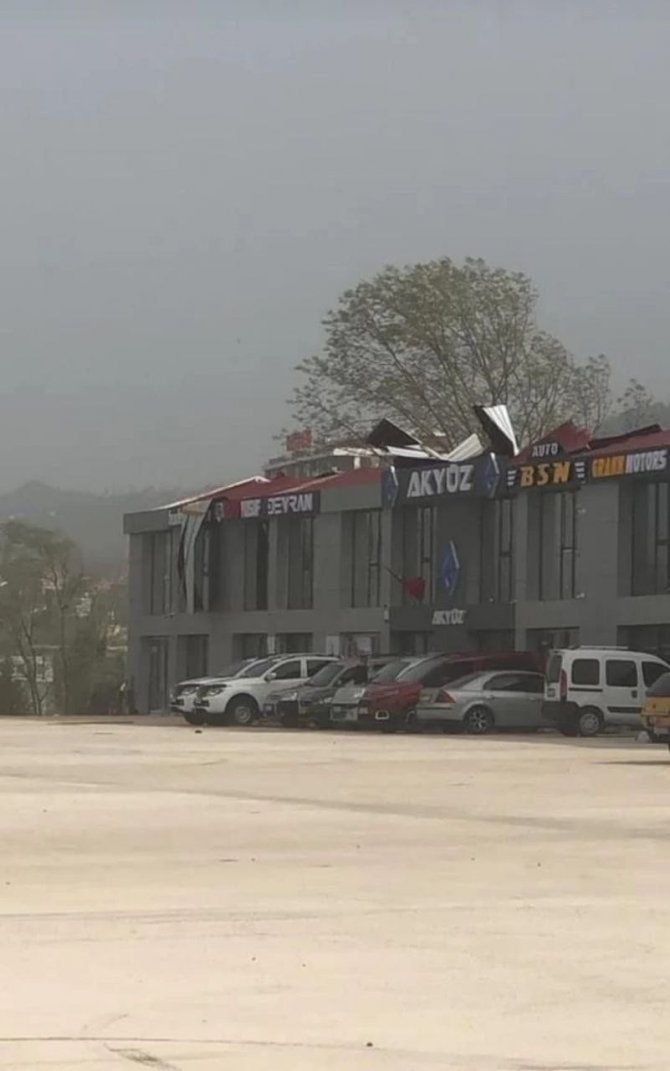 Şiddetli rüzgar çatıları uçurdu, yangınlara neden oldu