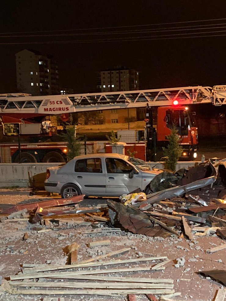 Şiddetli rüzgarda üzerine çatı düşen 1 kişi öldü;