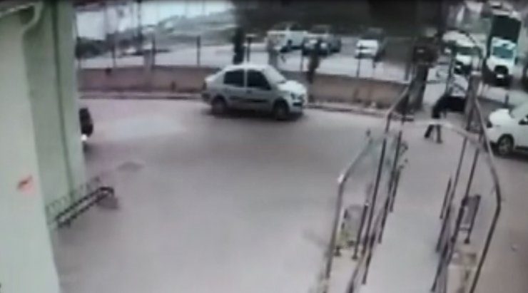 Şiddetli rüzgarda üzerine çatı düşen 1 kişi öldü;