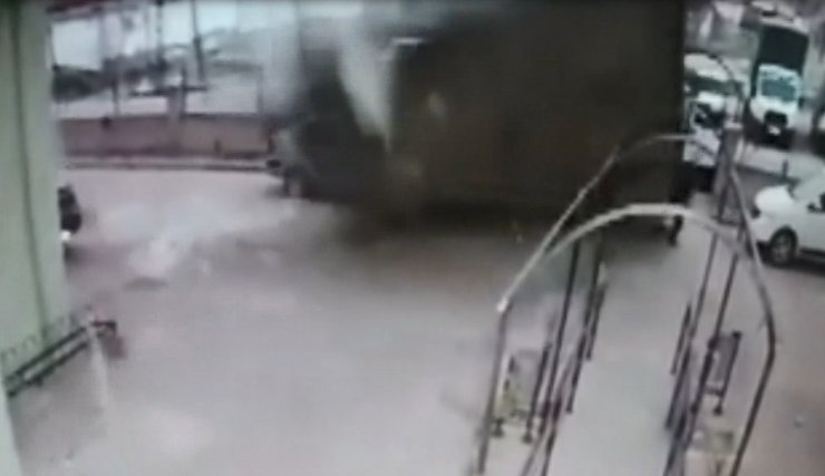 Şiddetli rüzgarda üzerine çatı düşen 1 kişi öldü;