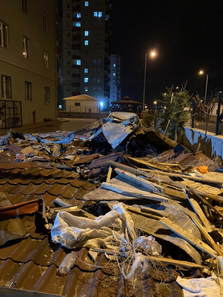Şiddetli rüzgarda üzerine çatı düşen 1 kişi öldü;