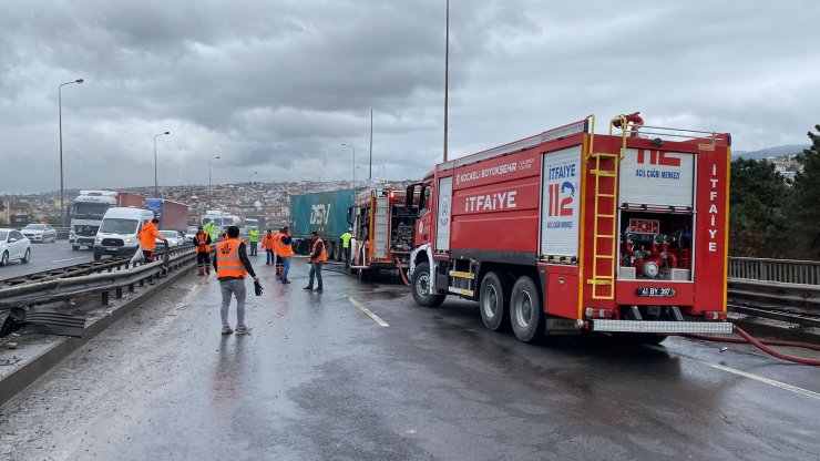 TIR yandı; otoyol ulaşıma kapandı