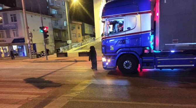 Trafik ışıklarında dilenenler canlarını tehlikeye atıyor