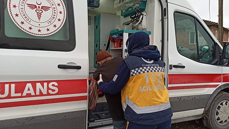 Yanan kilerden yem ve gıdaları kurtarmak isterken elleri yandı