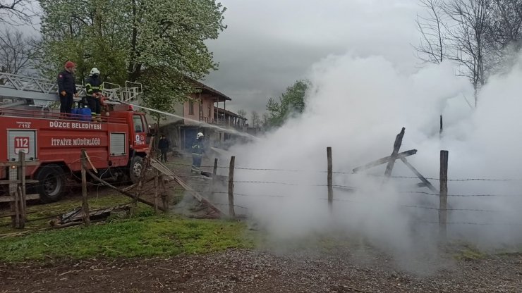 Yanan kilerden yem ve gıdaları kurtarmak isterken elleri yandı