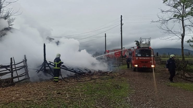 Yanan kilerden yem ve gıdaları kurtarmak isterken elleri yandı