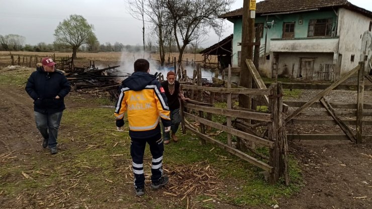 Yanan kilerden yem ve gıdaları kurtarmak isterken elleri yandı