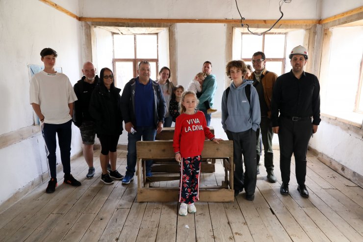 150 yıllık düğmeli ilkokul orijinalliğiyle ilgi çekiyor