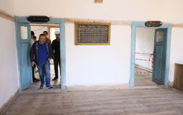 150 yıllık düğmeli ilkokul orijinalliğiyle ilgi çekiyor