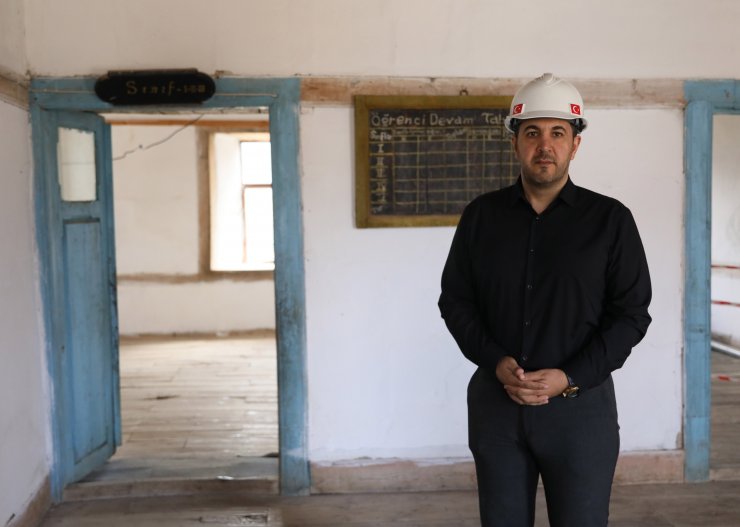 150 yıllık düğmeli ilkokul orijinalliğiyle ilgi çekiyor