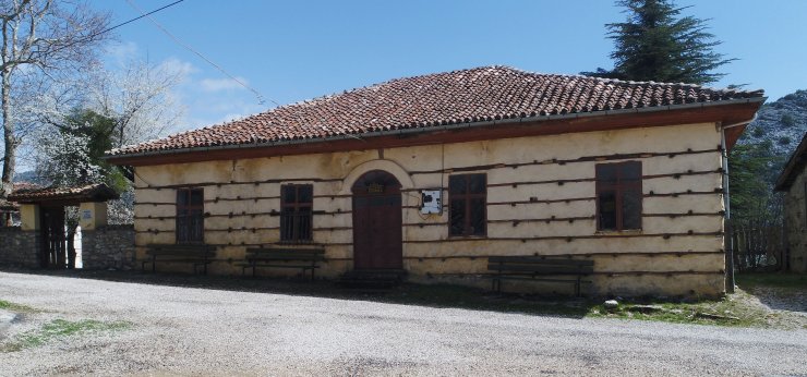 150 yıllık düğmeli ilkokul orijinalliğiyle ilgi çekiyor