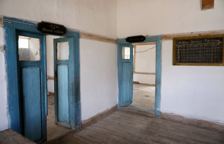 150 yıllık düğmeli ilkokul orijinalliğiyle ilgi çekiyor