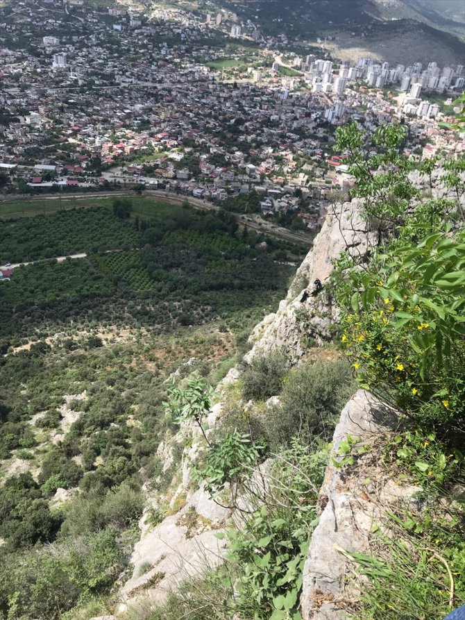 Kayalıklarda mahsur kalan 2 genç kurtarıldı