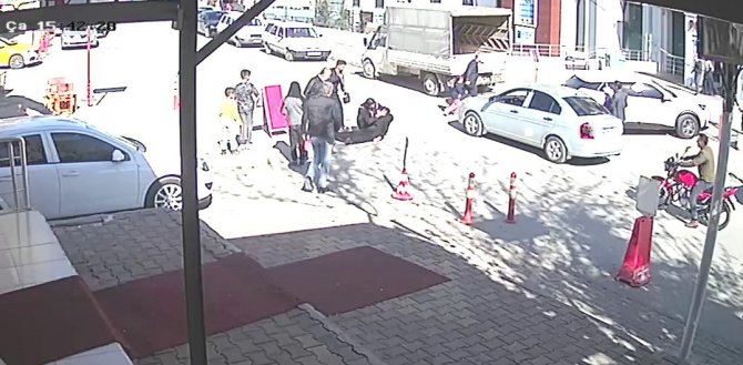 Aracın altında kalmaktan saniyeyle kurtuldu