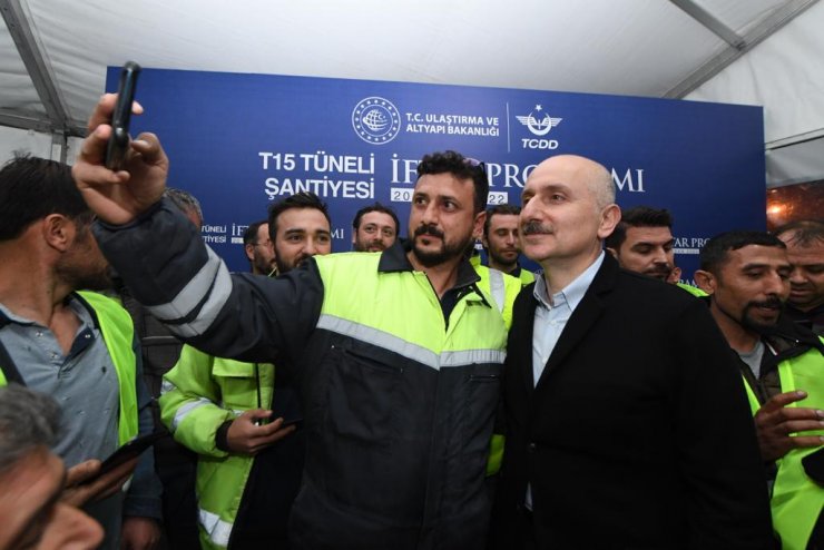 Bakan Karaismailoğlu, YHT tünel şantiyesinde işçilerle iftar yaptı