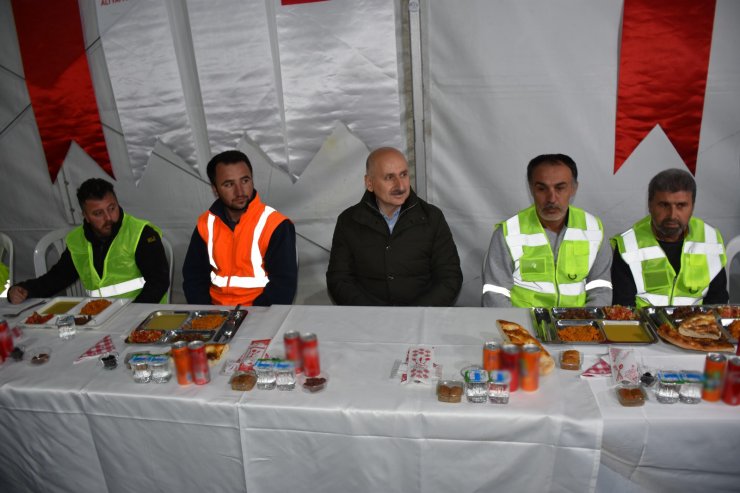 Bakan Karaismailoğlu, YHT tünel şantiyesinde işçilerle iftar yaptı