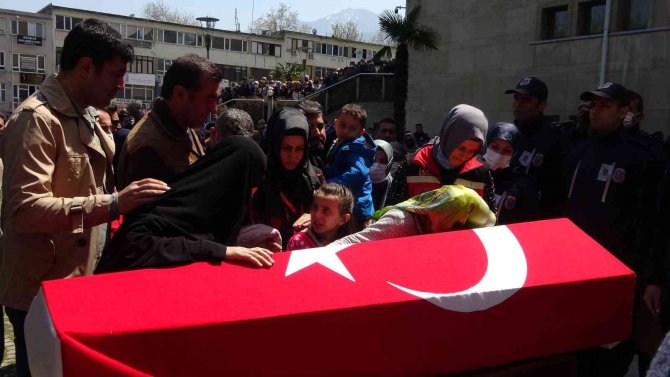 Bakan Soylu ağlayan şehit kızını teselli etti