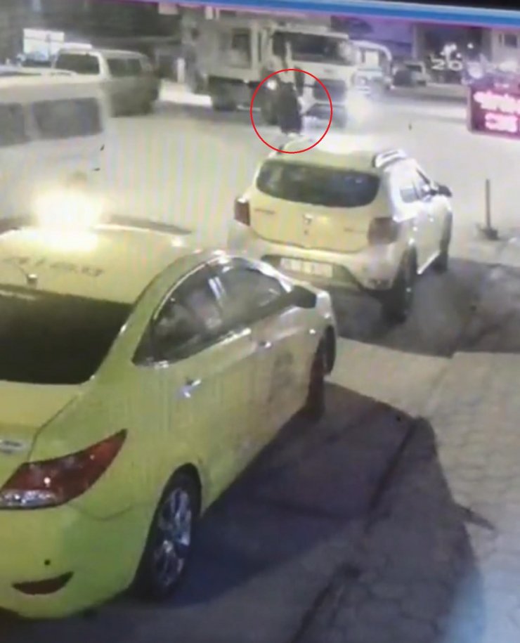 Çöp kamyonunun altında kalıp öldü; kaza kamerada