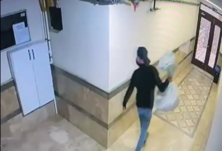 Daire kapılarını açamayınca bir çuval ayakkabı çaldı