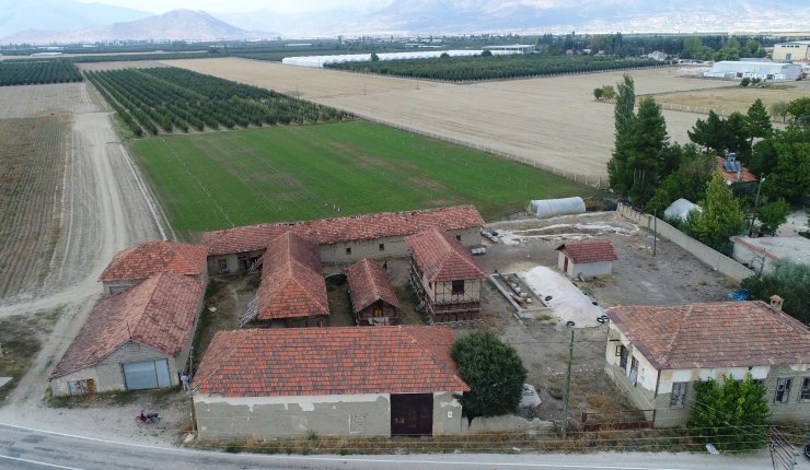 En az 300 yıllık 1737 tahıl ambarı ile arı sereni belgelendi