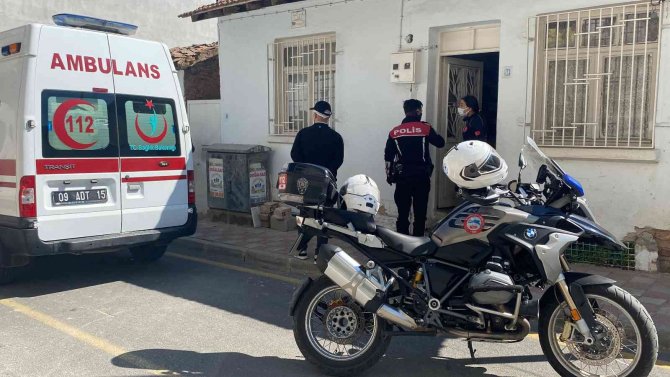 Eşinin ölüm haberini alan adam sağlıkçılara zor anlar yaşattı