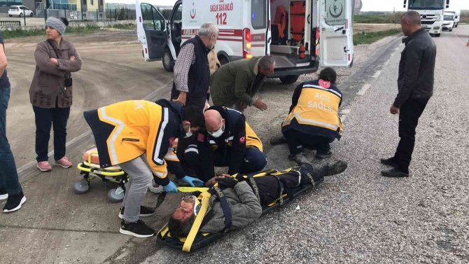 Feci kazada 2 kişi yola savruldu