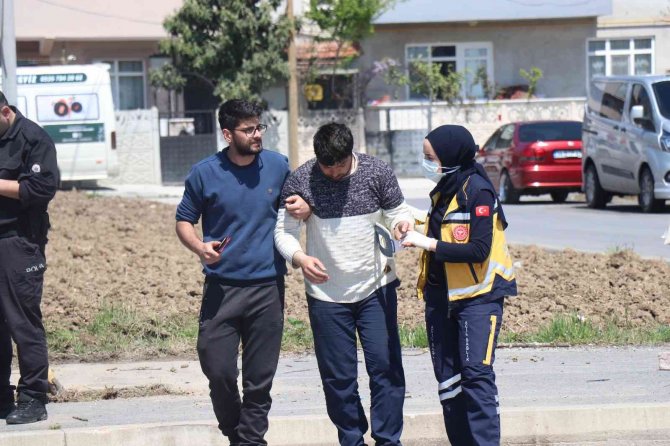 Hafif ticari araç devrildi: 2 yaralı