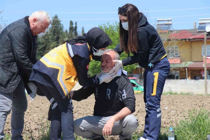 Hafif ticari araç devrildi: 2 yaralı