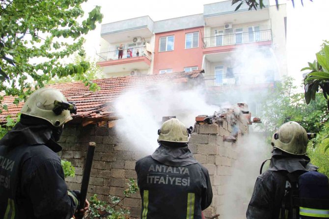 Hırsızlar önce soydu, sonra yaktı